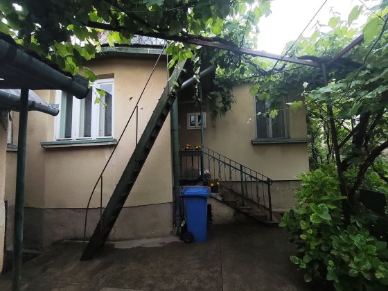 Продається будинок поруч з пл Лаборця