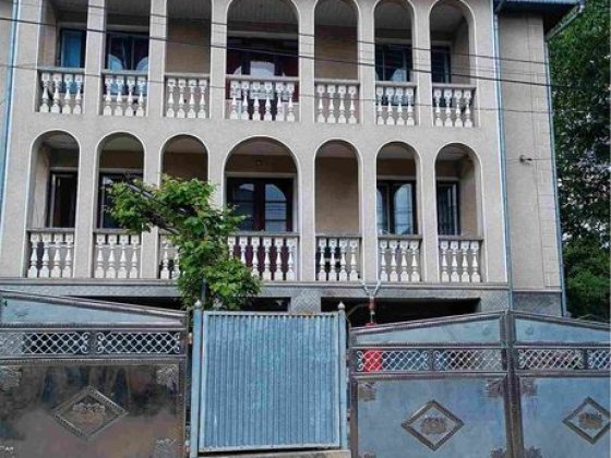 Просторий сімейний будинок у Чернівцях — 350 м², 2 поверхи, 2 гаражі, ближня Роша Чернівці