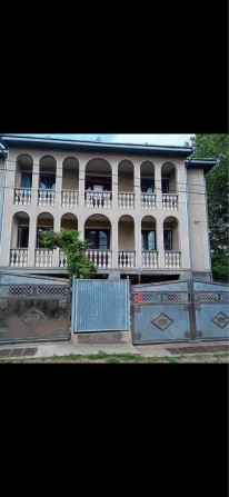 Просторий сімейний будинок у Чернівцях — 350 м², 2 поверхи, 2 гаражі, ближня Роша - фото 1