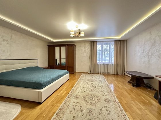 Продаж Будинок з гаражем  на 22 сотках з надвірними будівлями Ровно