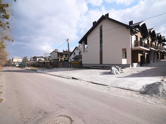 Продаж таунхаусу з ділянкою на 3 сотки, 195 кв. м, 3 кімнати, згаражем по вул. Бузкова р-н "Бурштин" Ровно