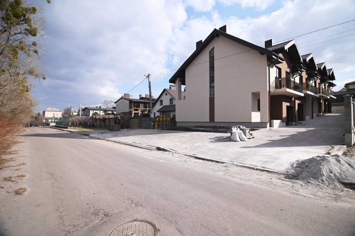 Продаж таунхаусу з ділянкою на 3 сотки, 195 кв. м, 3 кімнати, згаражем по вул. Бузкова р-н "Бурштин" - фото 1