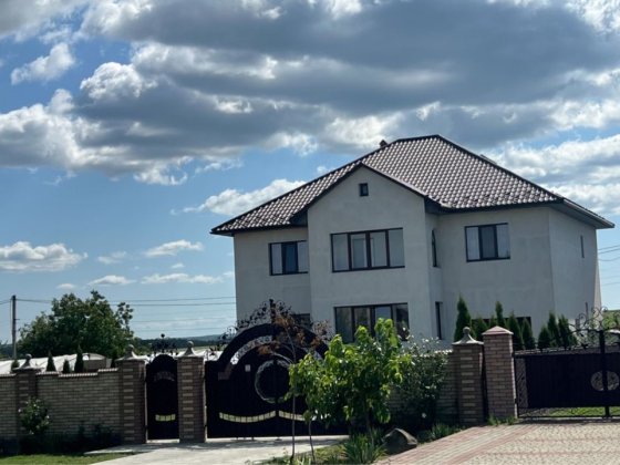 Продається 2-поверховий будинок в с.Остриця Чернівці