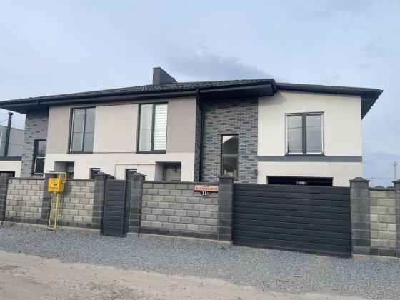Продам 2- поверховий котедж з ремонтом, меблями, технікою і гаражем. Ровно