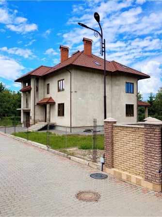 Якісний будинок у комплексі з охороною в центрі Чернівців - фото 1