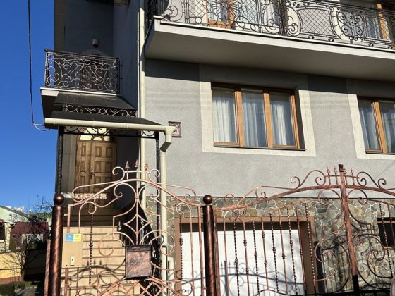 Продам будинок в центрі міста