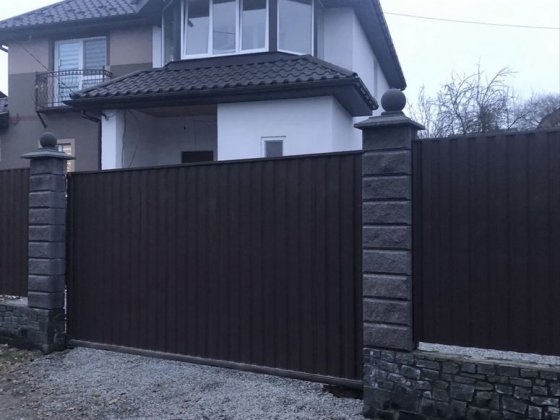 Двоповерхова частина будинка з окремим двором. Присутній торг.