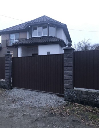 Двоповерхова частина будинка з окремим двором. Присутній торг. - фото 1