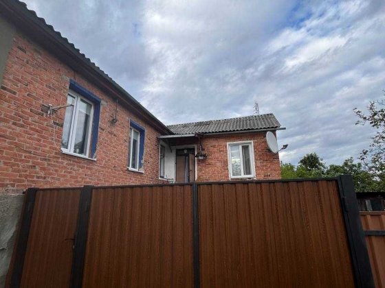 Частина будинку на Корбутівці з виходом до річки Житомир