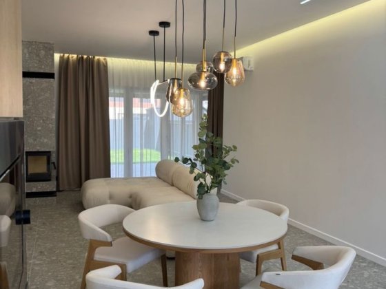 Продаж стильного котеджу в КМ New Village з каміном