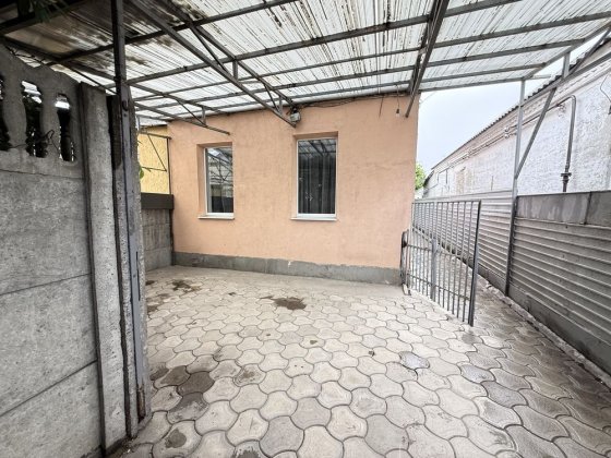 Продаж частини будинку з окремим двором на пр. Металургів