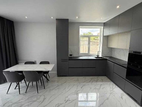 Продам 5-комнатный дом в районе пр. Науки