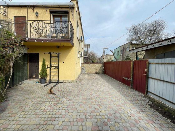 Частина будинку з подвір'ям та гаражем! 50 м.кв. Автономне опалення! Львів
