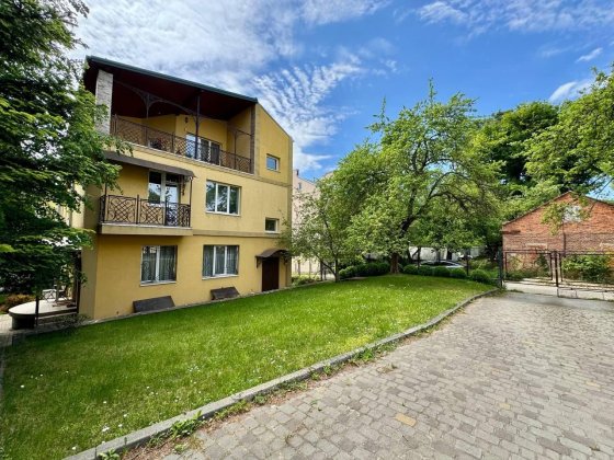 Продаж частини будинку 175м² (1 пов + підвал з укриттям), 4 кім, гараж, 3 сотки. Ближній центр (Шевч Львов