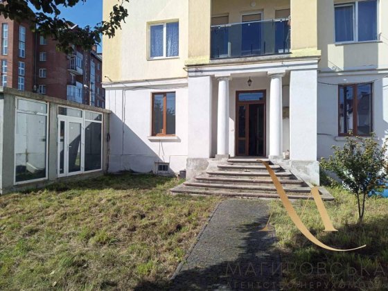Частина будинку з укриттям/ елітний район/ власний двір Львів
