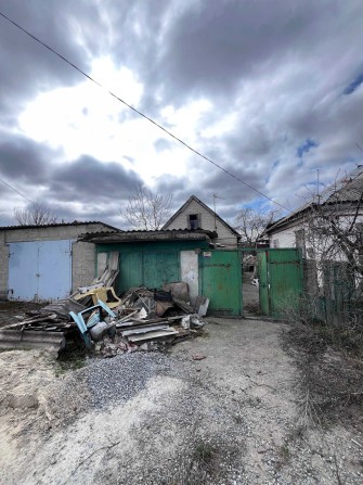 Частина будинку + 10 соток у Дніпрі! Газ, світло, комунікації — ідеально під ремонт і життя! - фото 1