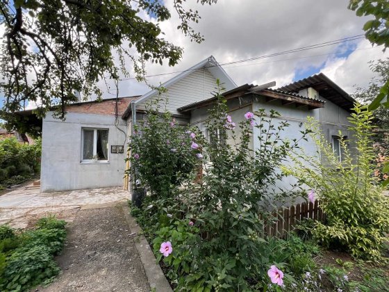 Продаж приватного будинку на дві половини