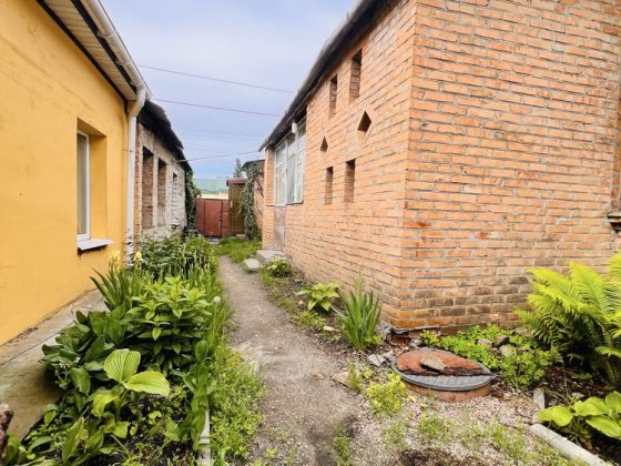 Велика частина будинку в центрі міста 94,5 м.кв., під житло або бізнес, можливий продаж по державним Кропивницький