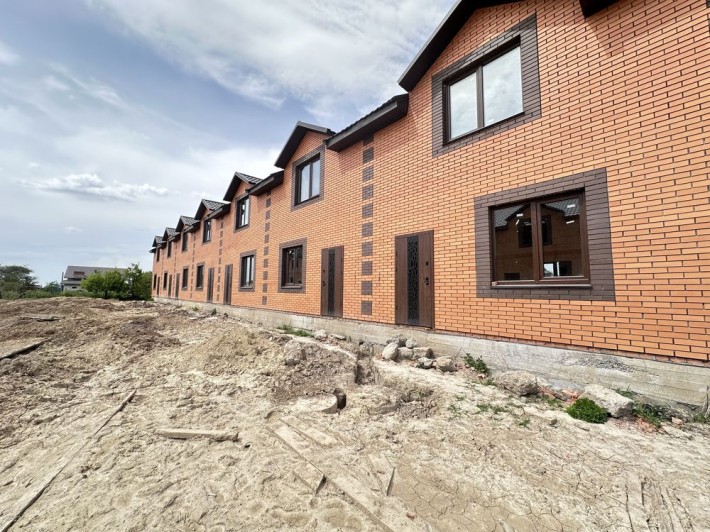 Продам  Таунхаус  три кімнати кухня студія - фото 1