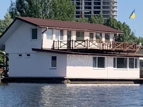Будинок на воді (плав-котедж)