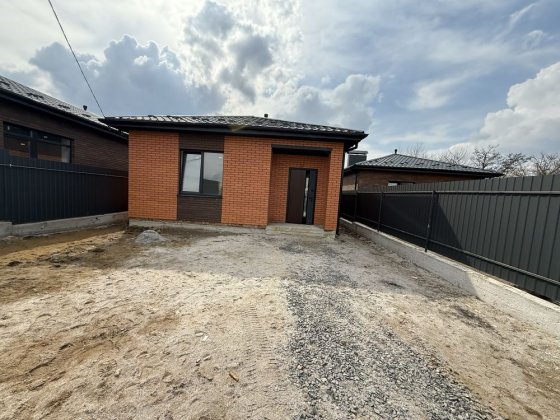 Продаж сучасний одноповерховий житловий будинок у зручній та спокійній локації. Площа будинку: 105 м