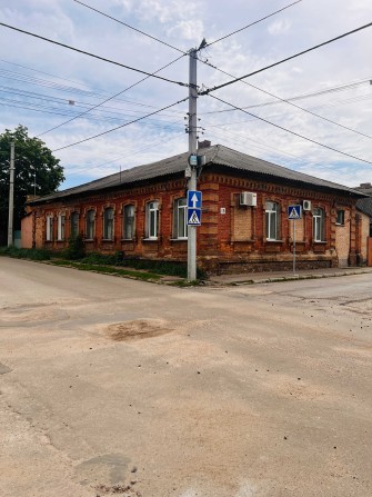 Велика частина будинку в Центрі міста 94,5 м.кв. під житло або бізнес, можливий продаж по державним  - фото 1