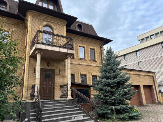Продам будинок 560 м2 по вул. Казакова, р-н пр. Гагаріна.