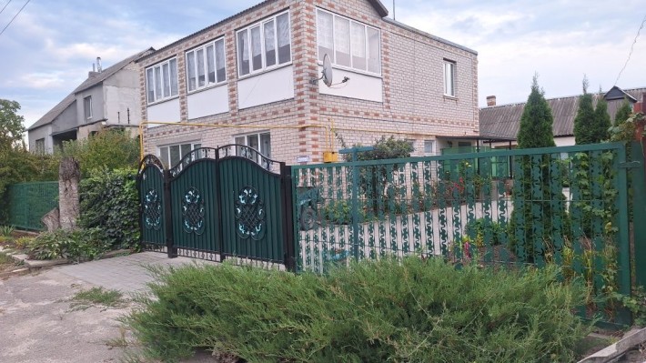 Продам добротний будинок  з житловим флігелем, та просторою земельною ділянкою - фото 1