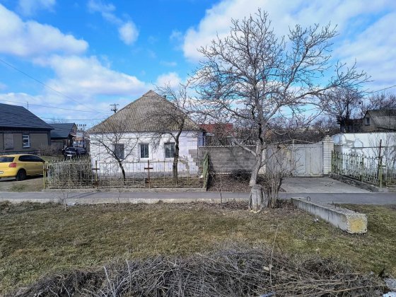 Земельна ділянка з будинком, літня кухня та госпспоруди .
