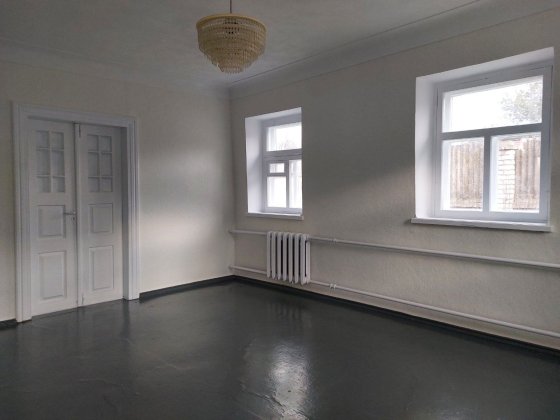 Срочно!!! Продам добротный дом с квадратным приватизированным участком земли возле Эпицентра.