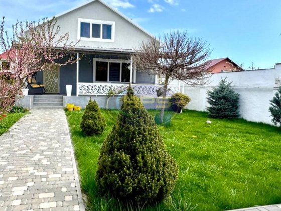 Просторий будинок з сонячними панелями. 262 м² з ремонтом і ділянкою 5 соток.
