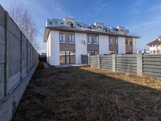 Боковий таунхаус з окремим заїздом. 3 сотки, Петропавлівська Борщагівка