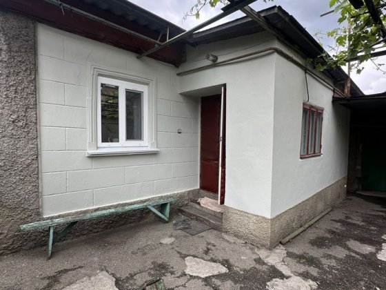 Капитальный дом  с участком
