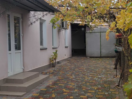 Продаю будинок вул. Новобузька добротний всі зручності земля