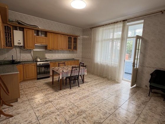 Продаж 2-х поверхового будинку в Центрі міста-250кв.м.Вул.Севастопольс