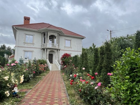 Продаю Будинок вул. Привільна площа 463 м. Земля 32 сот.