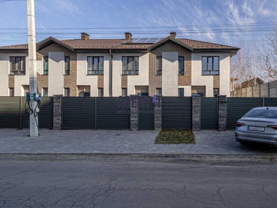 Продаж бокового таунхауса з окремим заїздом  Петропавлівська  Борщагівка.