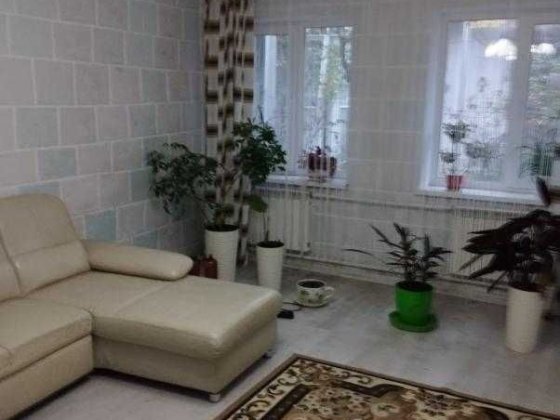 Квартира на земле с гаражом, двором и небольшим участком земли.