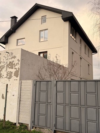 Продам большой дом с незавершенным ремонтом, 3 этажа, Холодногорский р-н (5568) - фото 1