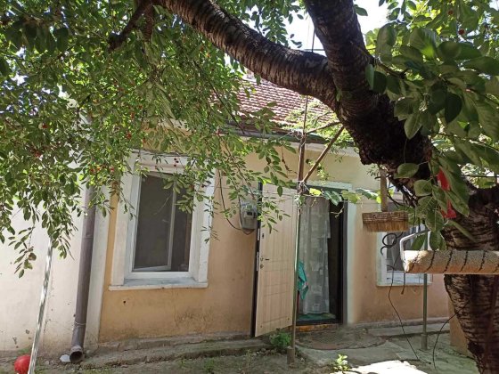 Дом со своим двором и заездом для машины на Большивике
