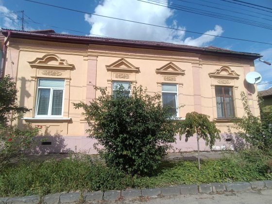 КВАРТИРА:94кв.м,ЦЕНТР,ІСТОРИЧНА ЗАБУДОВА,відмінний стан,підвал 45кв.м. Берегово
