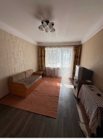 Продам на среднем этаже 2 ком. квартиру. V - фото 1