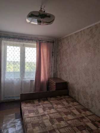 Продам уютную 3-комнатную квартиру на Левом берегу 1-й микрорайон, ул. Харьковская. - фото 1