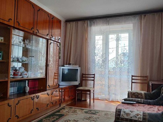 Вишгород,  Дніпровська вулиця  11,  3 х кімн. квартира  58 кв.м. Вишгород