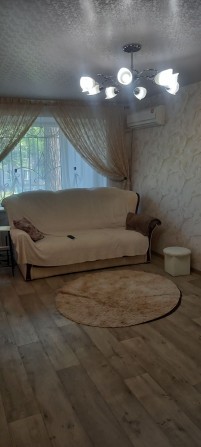 Продам 3к.кв.60м² 2/5 АО эл.мебель.2парковочных места. - фото 1