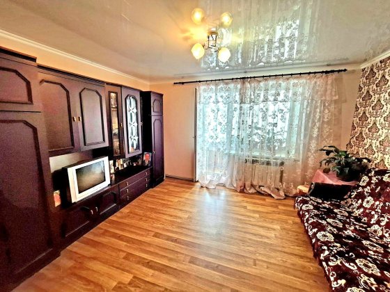 Продаж 3к квартири в центрі із автономним опаленням на  2 поверсі Глухів