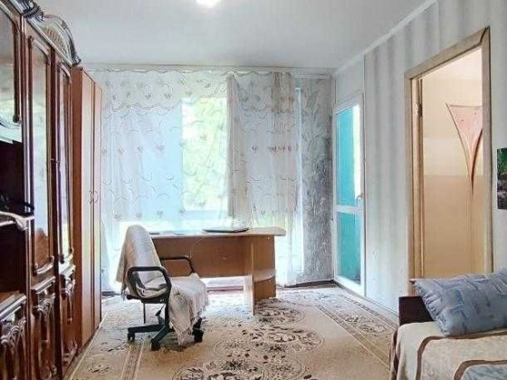 Продам 2 кімнатну квартиру в Дергачах по вулиці Садовій в цегляному будинку. Дергачі