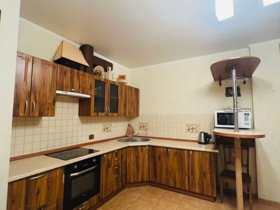 Продається велика 1-кімнатна квартира з паркомісцем на закритій стоянці в центрі Вишгорода Вишгород