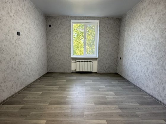 Продам 2-комнатную крупногабаритную квартиру в центре Каменское
