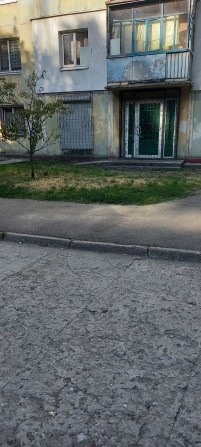 Продам 2ух.к.кв 43м² 1/5 под магазин,офис не выведена из  жилого фонда. - фото 1